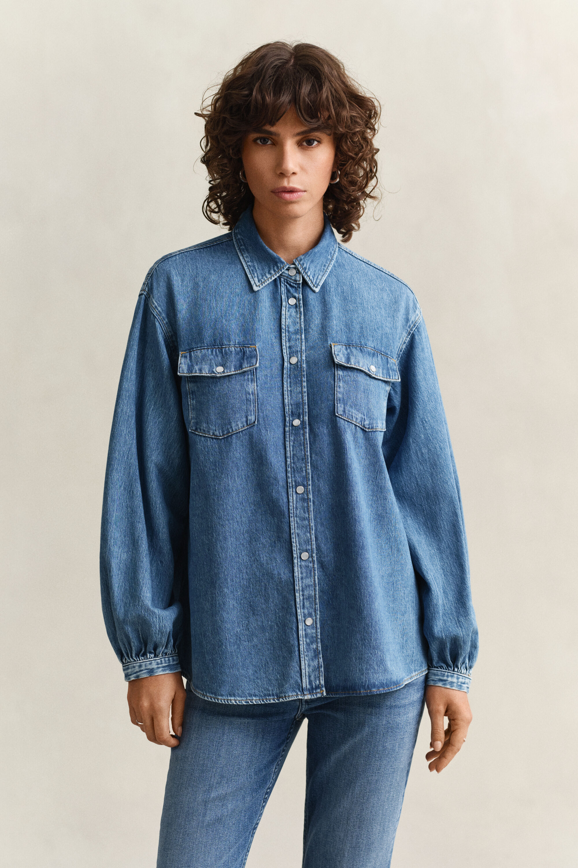 Skjorte med fyldige ærmer