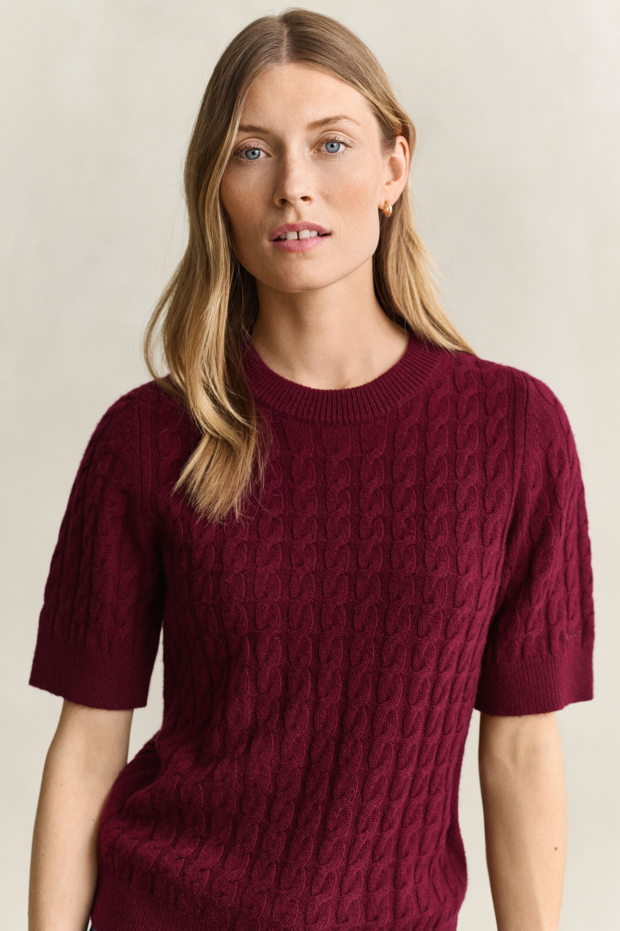 Kabelstrikket sweater i uld og kashmir med korte ærmer