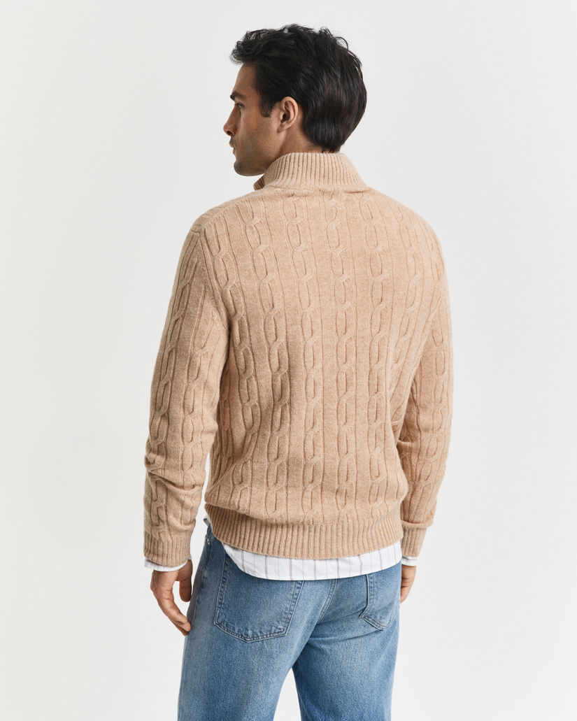 Kabelstrikket sweater af lammeuld med halv lynlås