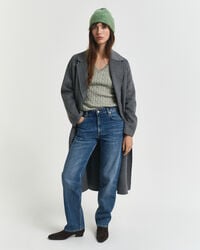 Kabelstrikket sweater af strækbomuld med V-hals