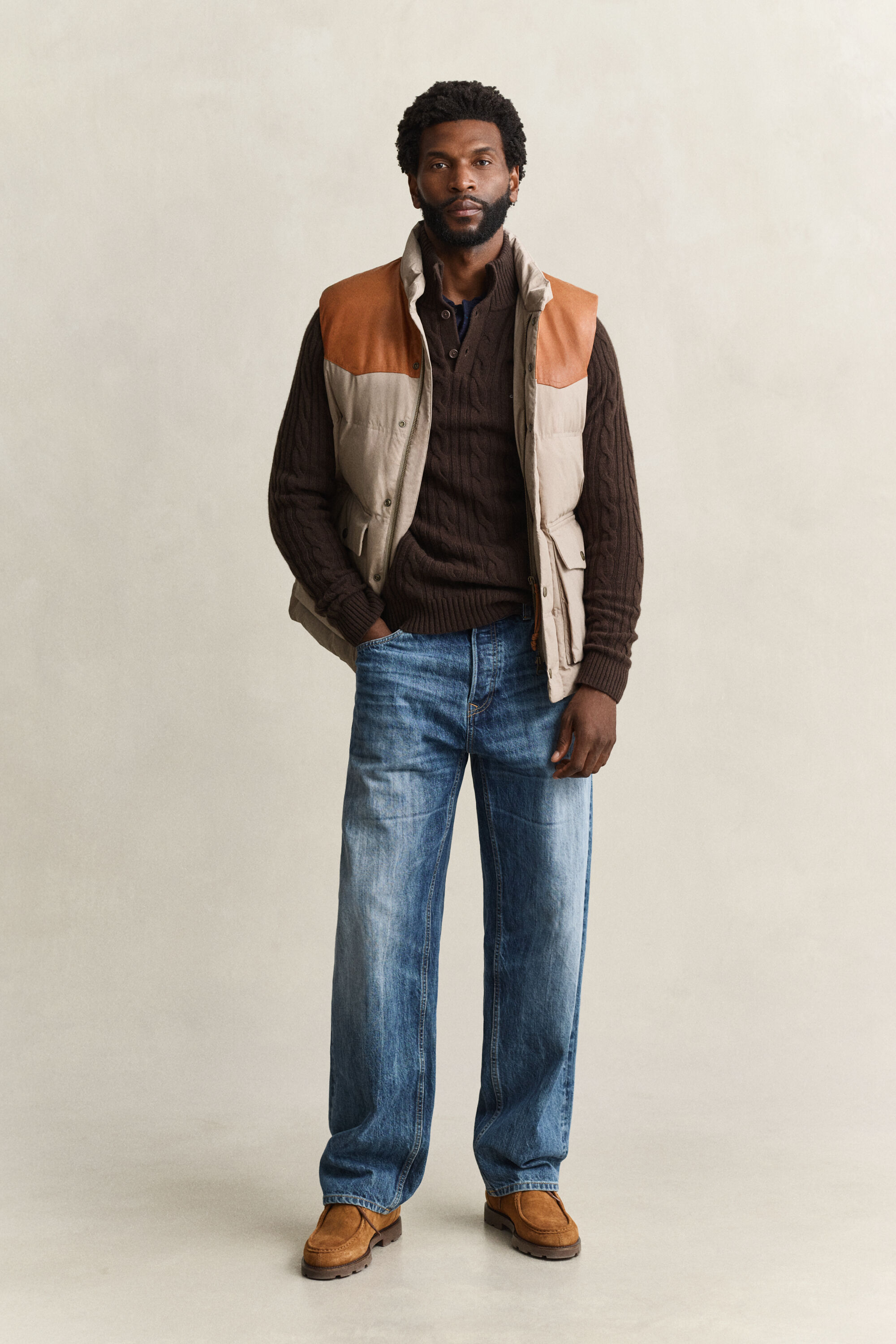 Kabelstrikket sweater med halv knaplukning i lammeuld