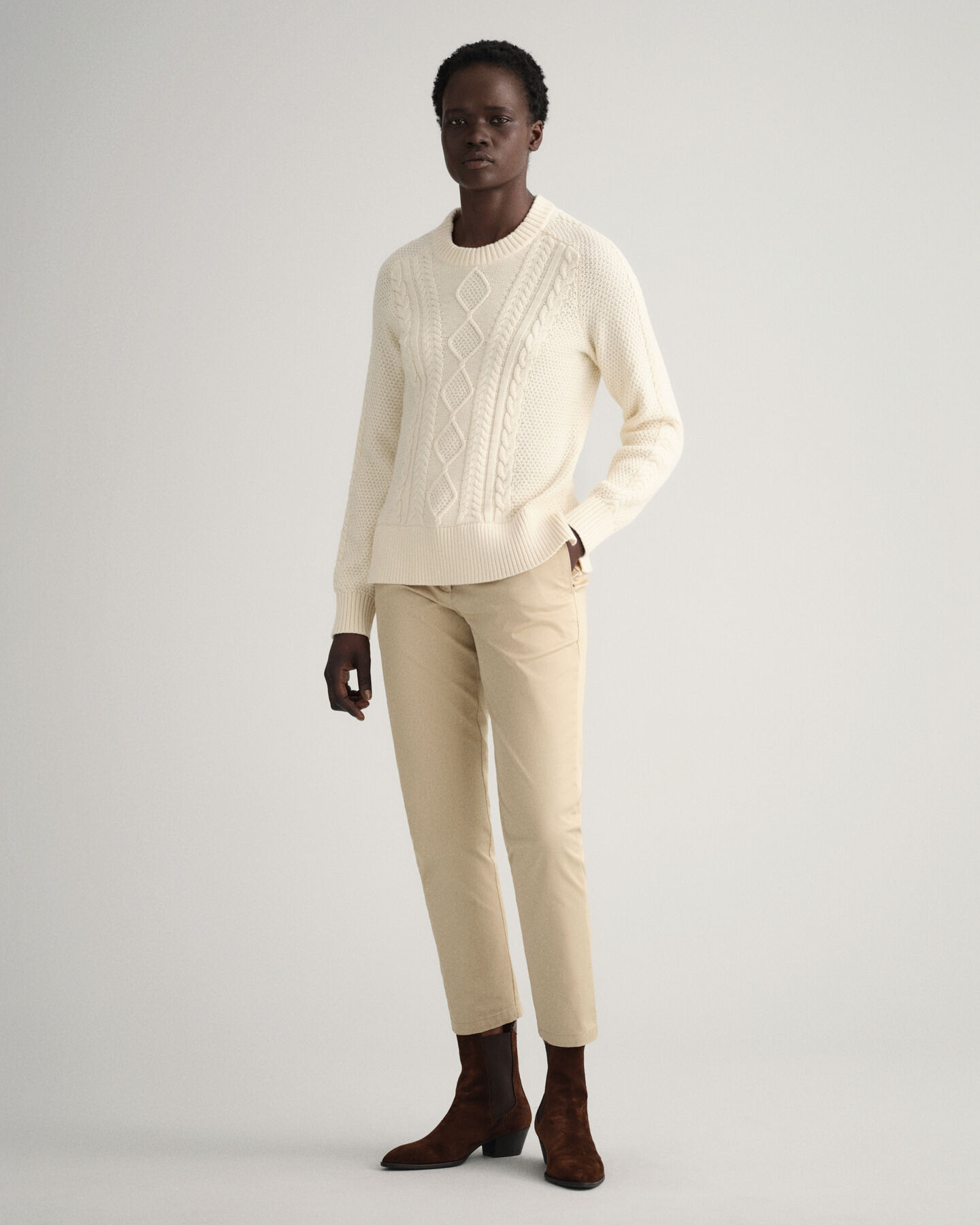 Crewneck sweater med kabelstrik