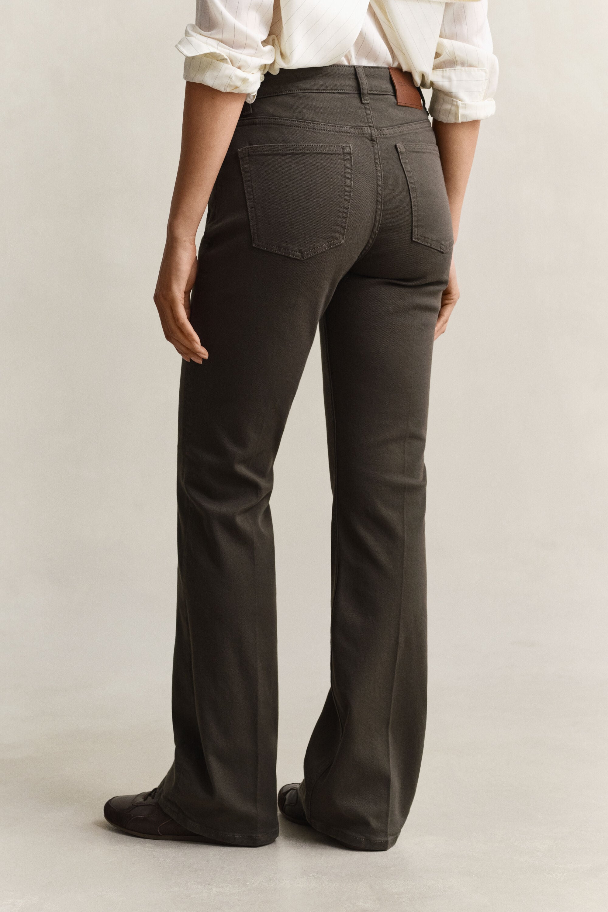 Slanke farvede jeans med svaj