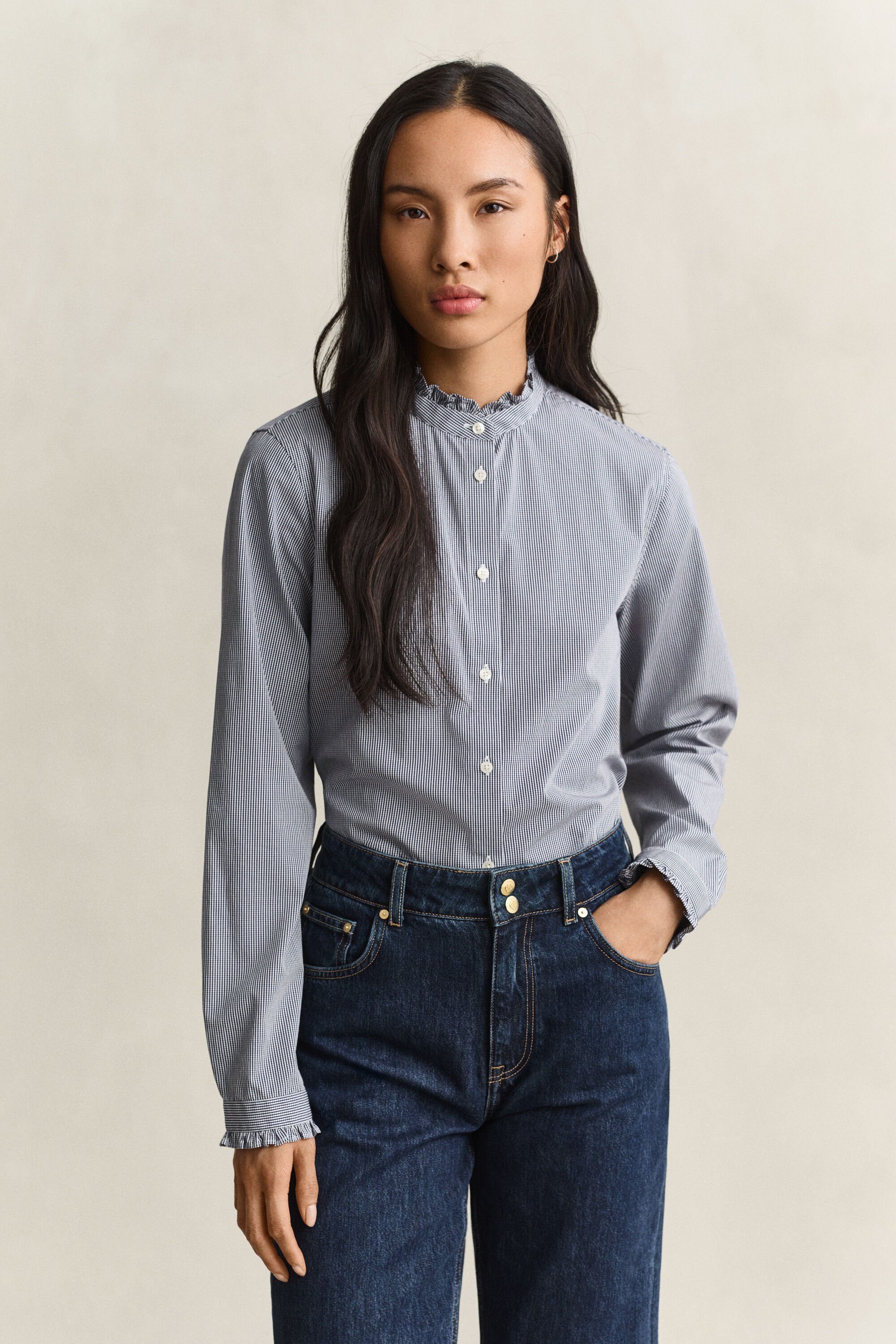 Bluse med flæset krave