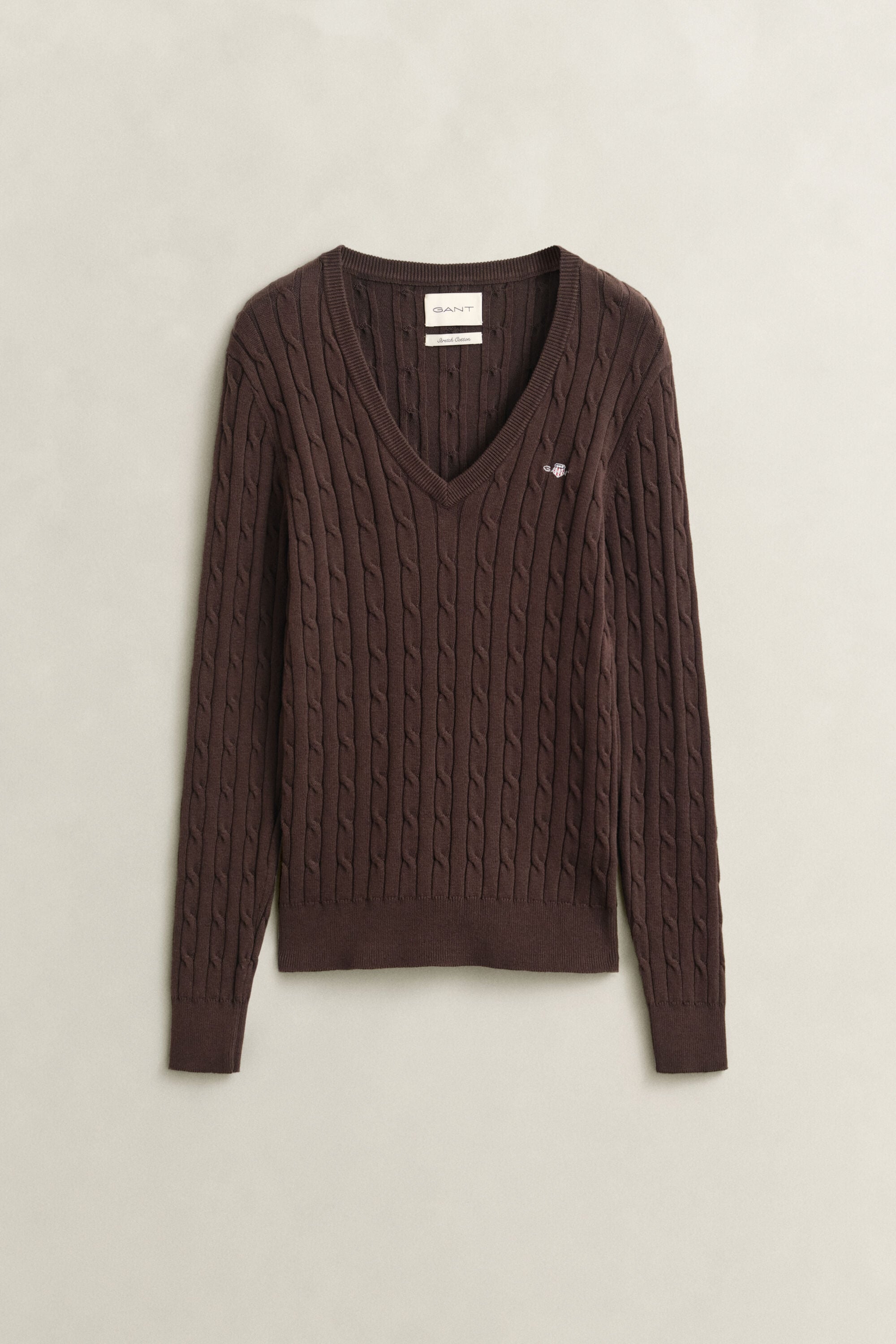 Kabelstrikket sweater af strækbomuld med V-hals