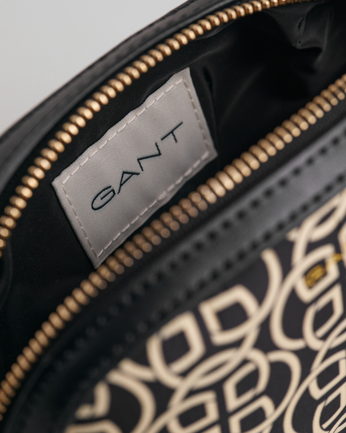 G Patterned makeup-taske