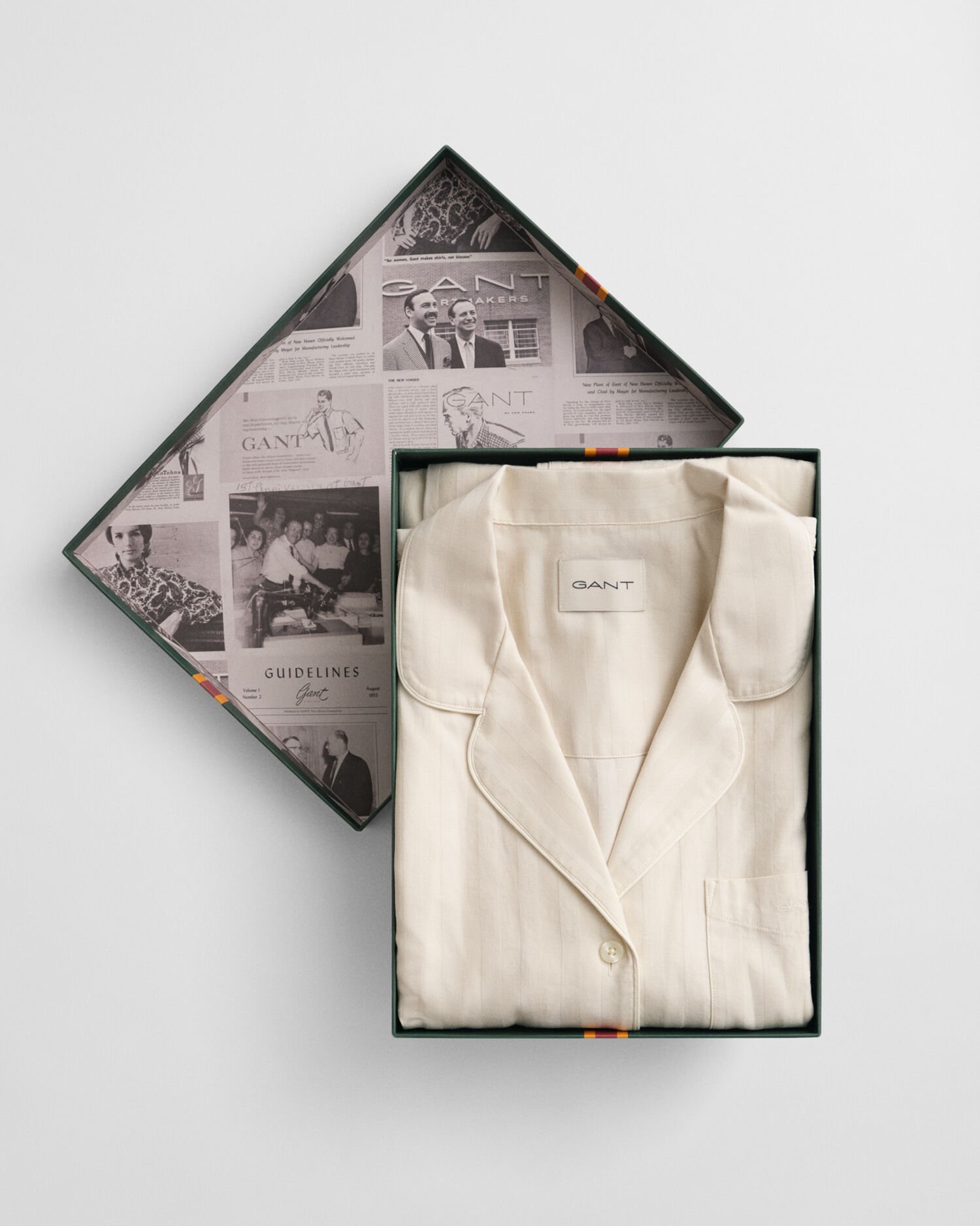 Pyjamassæt af satin med striber i gaveæske