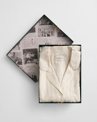 Pyjamassæt af satin med striber i gaveæske