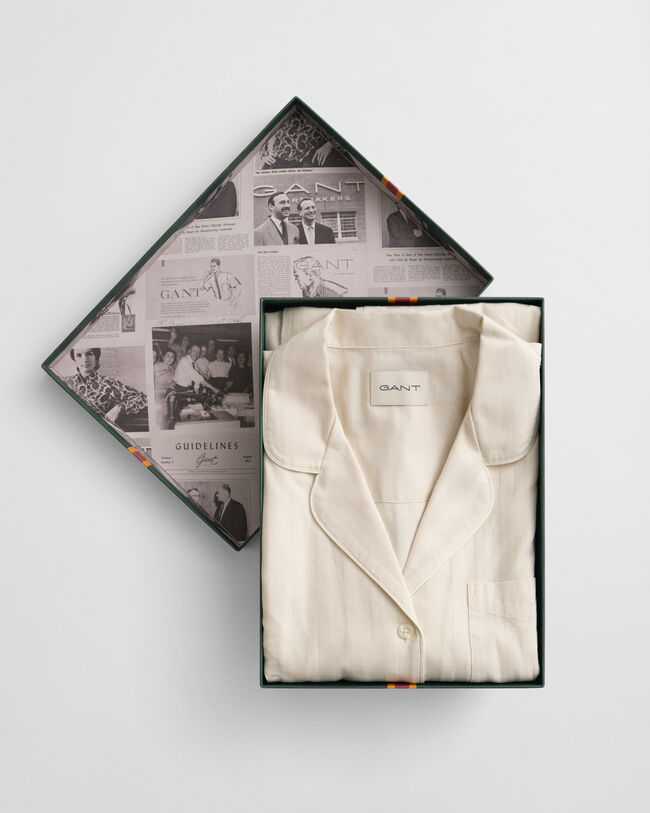 Pyjamassæt af satin med striber i gaveæske