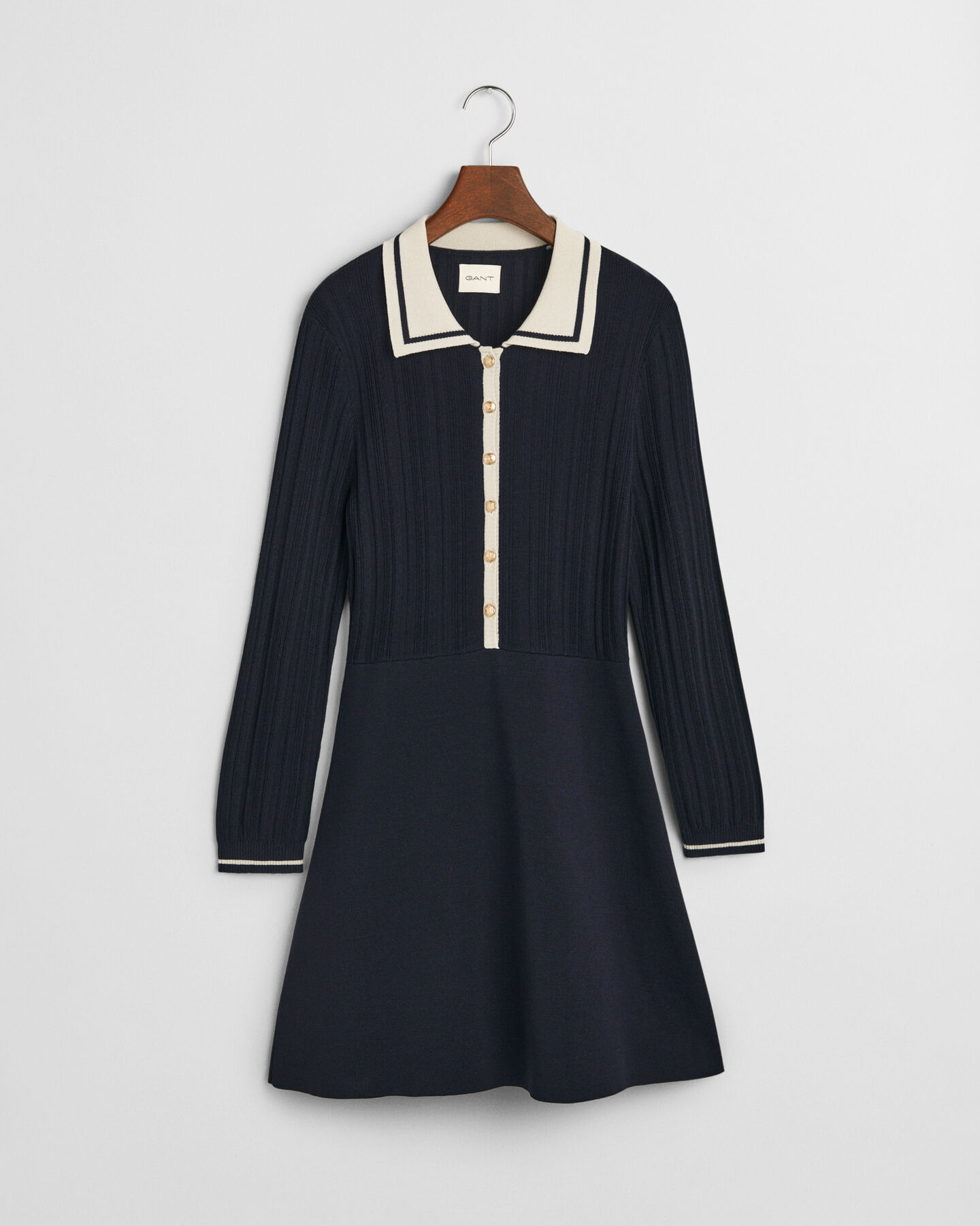 Kontrastfarvet ribstrikket kjole