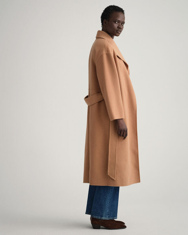 H&aring;ndsyet frakke med b&aelig;lte