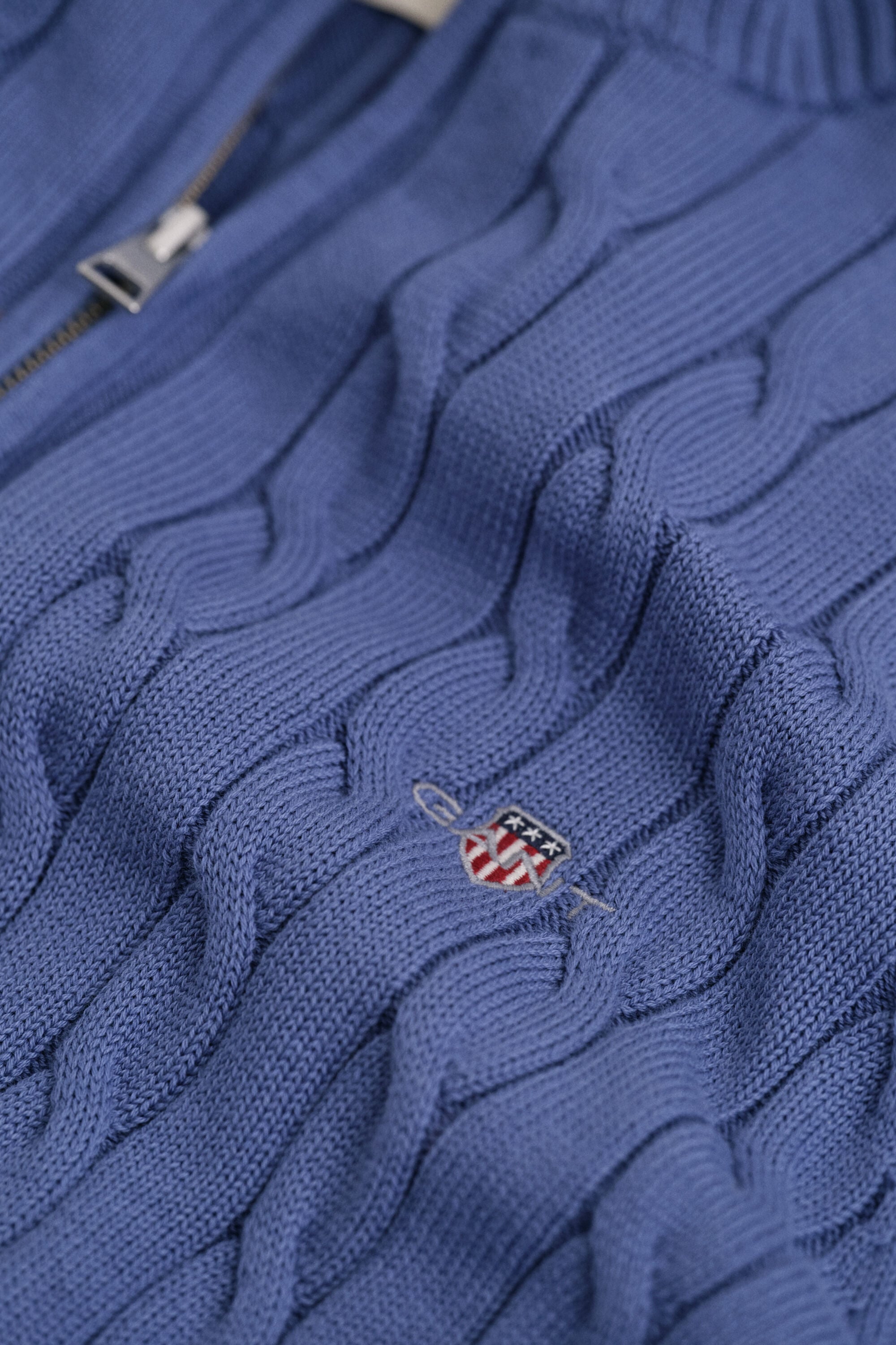 Kabelstrikket sweater af bomuld med halv lynlås