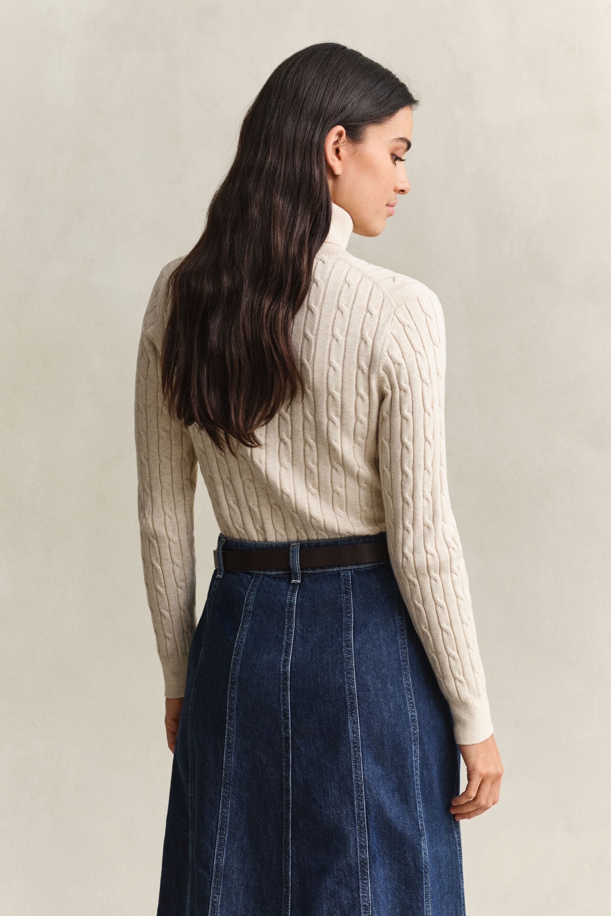 Kabelstrikket sweater af strækbomuld med rullekrave