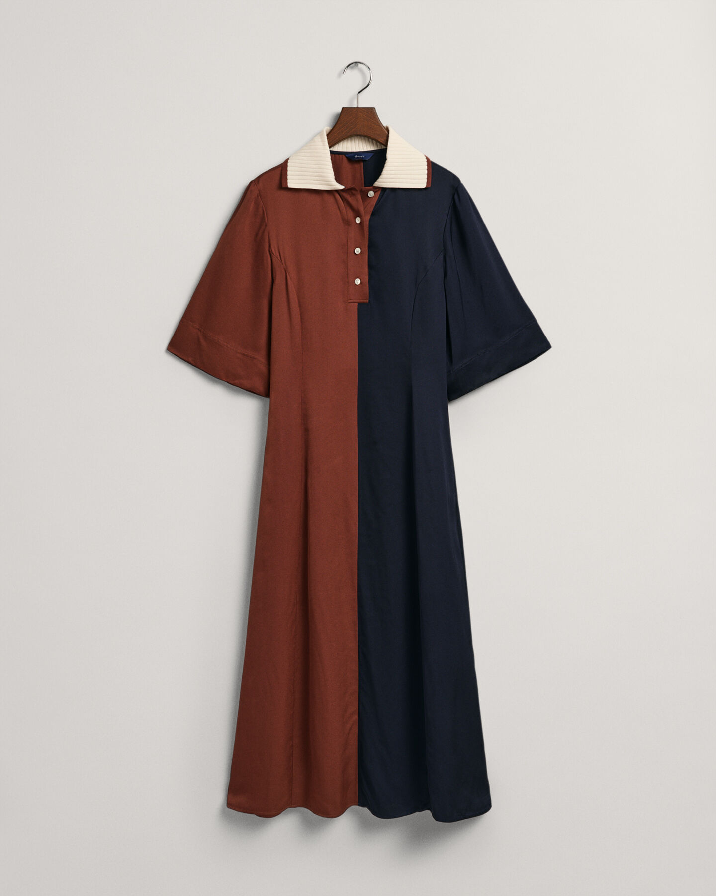 Rugger kjole med farveblokke og korte &aelig;rmer