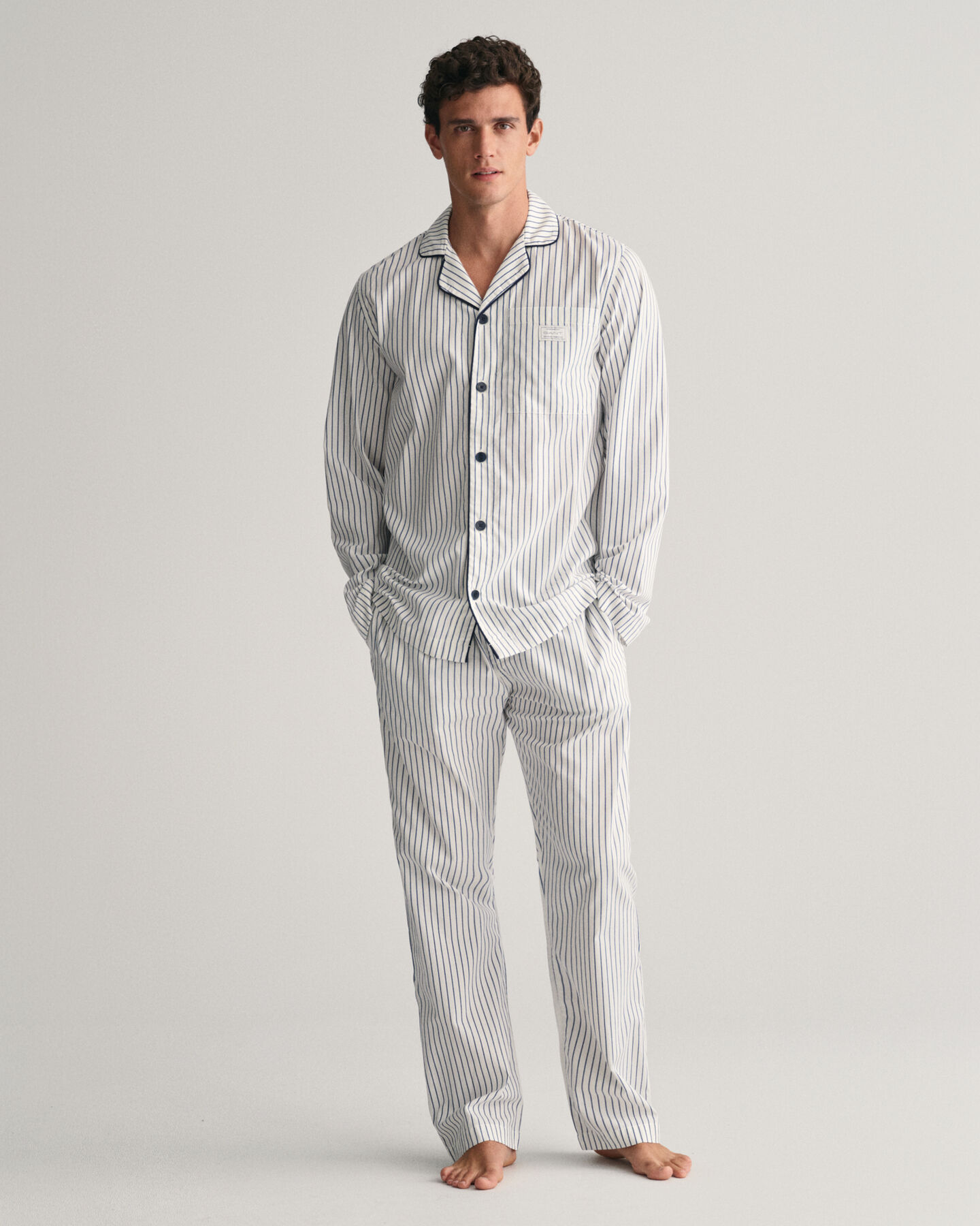 Pyjamasbukser og -skjorte med striber i gave&aelig;ske